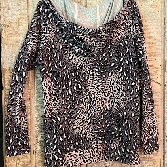 Casual top with hood - Picture 3 of 3